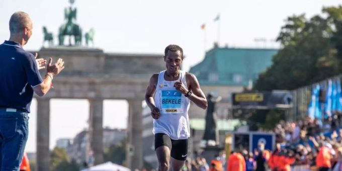 Der Äthiopier Kenenisa Bekele überquert beim Berlin Marathon nach 2:06:47 Stunden als Dritter die Ziellinie. Foto: Andreas Gora/dpa Der Äthiopier Kenenisa Bekele überquert beim Berlin Marathon nach 2:06:47 Stunden als Dritter die Ziellinie. Foto: Andreas Gora/dpa