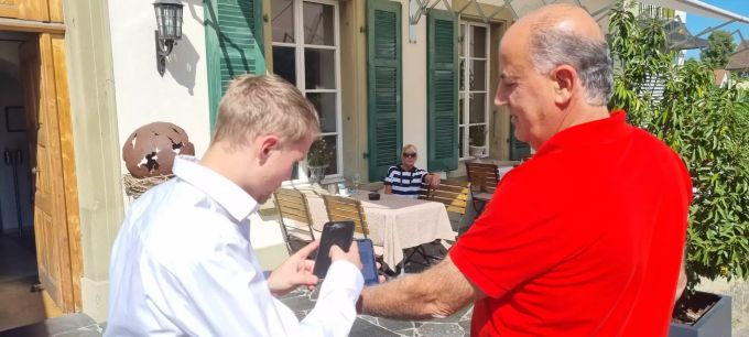 Im Landhaus Liebefeld BE wird das Zertifikat mittels App überprüft. Dazu kommt eine ID-Kontrolle. coronavirus