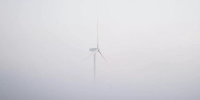 Ein Windrad ragt bei Hannover aus dem morgendlichen Nebel. Foto: Julian Stratenschulte/dpa Ein Windrad ragt bei Hannover aus dem morgendlichen Nebel. Foto: Julian Stratenschulte/dpa