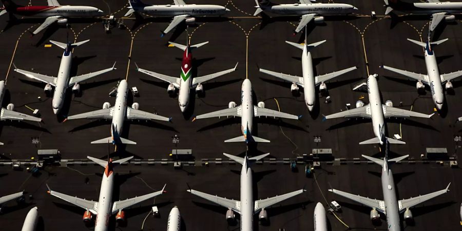 Ein Gericht im US-Bundesstaat Delaware hat eine Klage von Aktionären gegen den Flugzeug-Hersteller Boeing im Zusammenhang mit zwei Abstürzen von Maschinen des Typs 737 Max zugelassen. (Symbolbild)