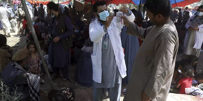 Binnenvertriebene Frauen aus den nördlichen Provinzen, die aufgrund von Kämpfen zwischen den Taliban und afghanischen Sicherheitskräften aus ihrer Heimat geflohen sind, werden in einem öffentlichen Park medizinisch versorgt. Foto: Rahmat Gul/AP/dpa Binnenvertriebene Frauen aus den nördlichen Provinzen, die aufgrund von Kämpfen zwischen den Taliban und afghanischen Sicherheitskräften aus ihrer Heimat geflohen sind, werden in einem öffentlichen Park medizinisch versorgt. Foto: Rahmat Gul/AP/dpa