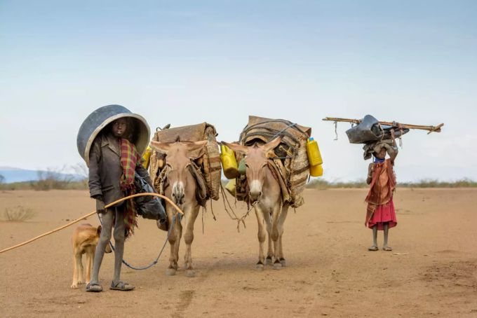Langanhaltende Dürren können in den betroffenen Gebieten eine Hungersnot auslösen, wie hier in Ostafrika. Kinder mit Vieh