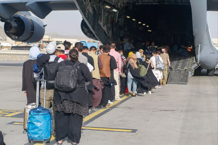 Afghanische Touristen steigen am 18. August 2021 in Kabul in ein US-Flugzeug.