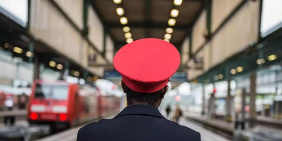 Ein DB-Mitarbeiter an einem leeren Bahngleis. Foto: picture alliance / Wolfram Kastl/dpa