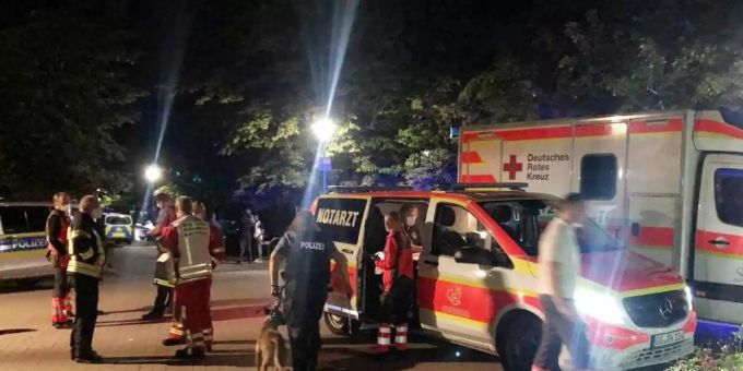 Rettungskräfte am Einsatzort im hessischen Gross-Gerau. Foto: --/5vision.media/dpa Rettungskräfte am Einsatzort im hessischen Gross-Gerau. Foto: --/5vision.media/dpa