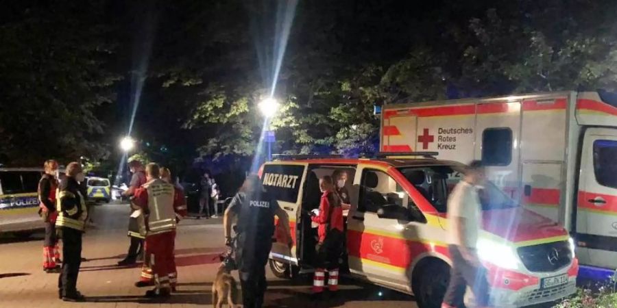 Rettungskräfte am Einsatzort im hessischen Gross-Gerau. Foto: --/5vision.media/dpa