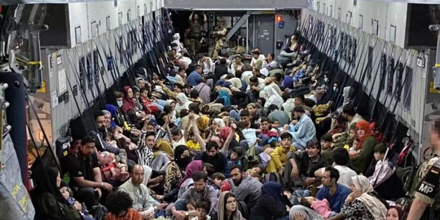 Geflüchtete in einem Airbus A400M der Bundeswehr. Die Bundeswehr hat weitere deutsche Staatsbürger und afghanische Ortskräfte aus Kabul evakuiert. Foto: Marc Tessensohn/Bundeswehr/dpa