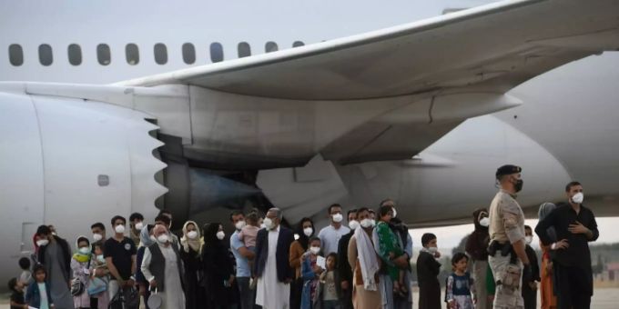 Menschen warten auf ihren Flug aus Kabul Menschen warten auf ihren Flug aus Kabul