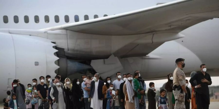 Menschen warten auf ihren Flug aus Kabul