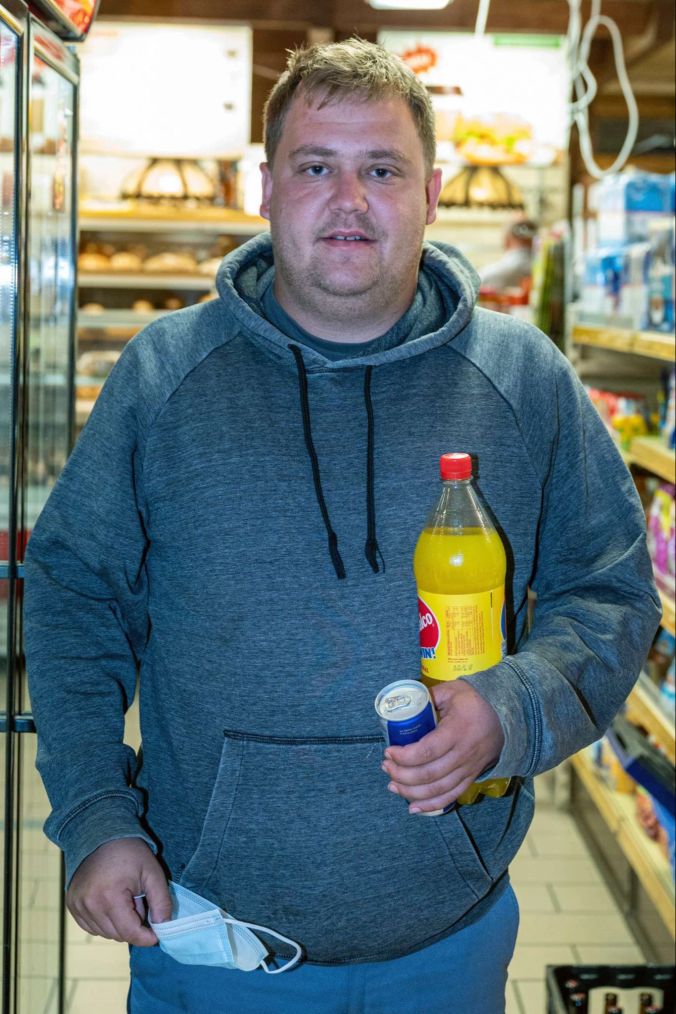Lastwagenchauffeur Joel Egger braucht noch Getränke.
