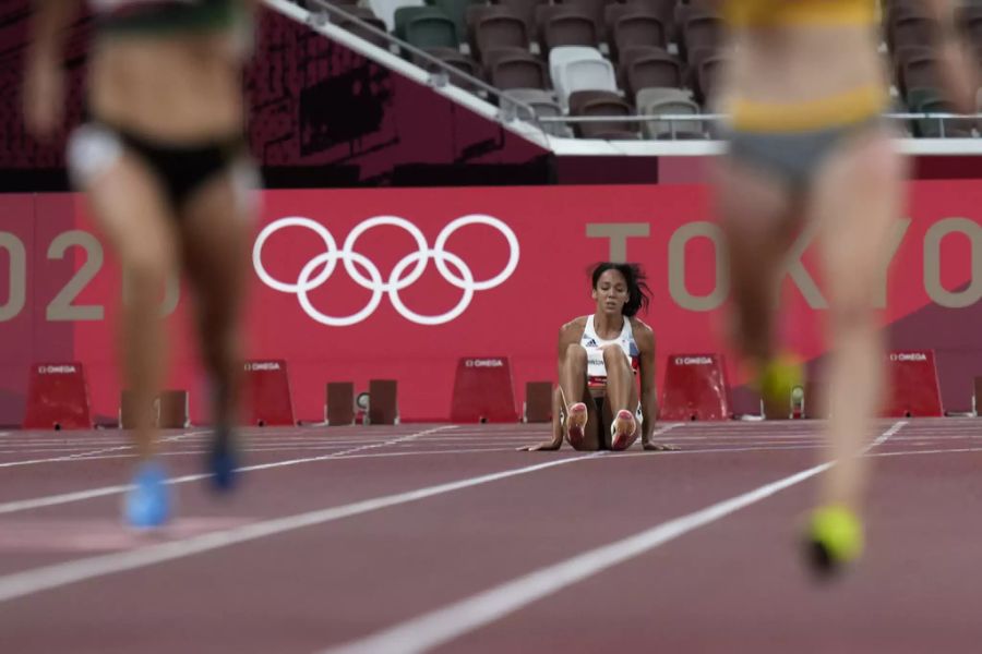 Katarina Johnson-Thompson setzt sich nach ihrer Verletzung auf die Bahn.