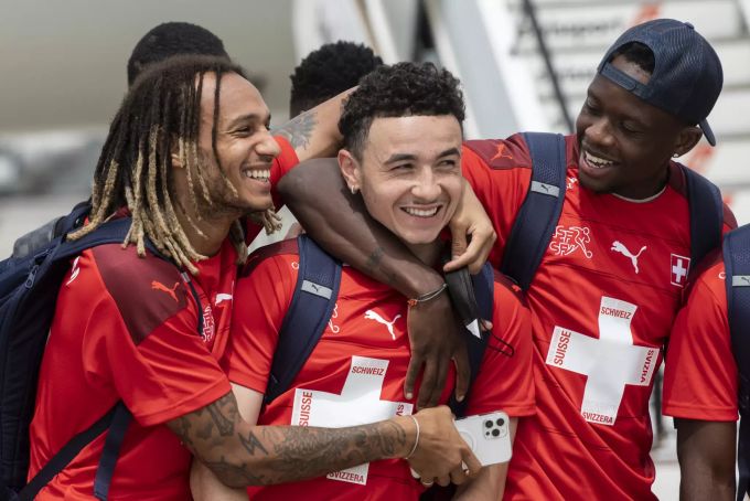 Die Spieler können bei der Ankunft in Zürich trotz Out an der Euro 2020 wieder lachen. Euro 2020