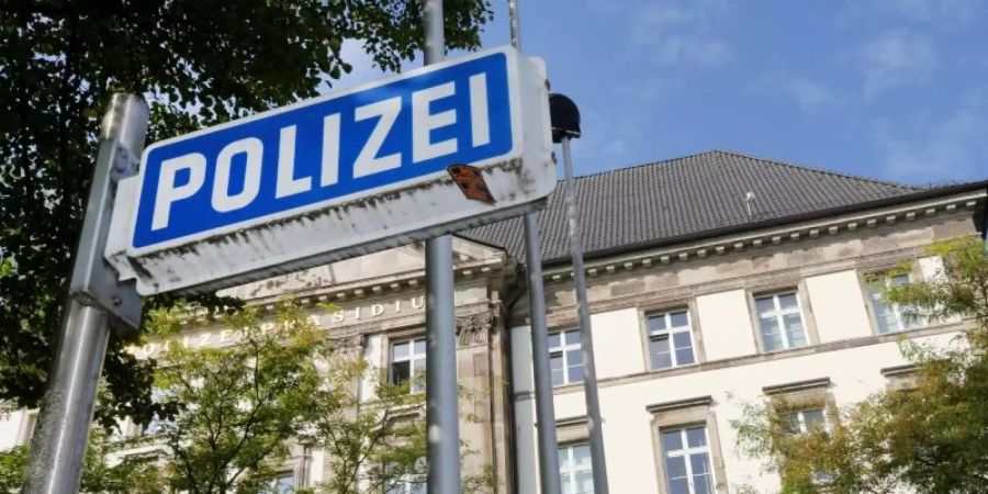 Gegen 25 Polizeibeamte des Polizeipräsidiums Essen wird ermittelt. Foto: Roland Weihrauch/dpa