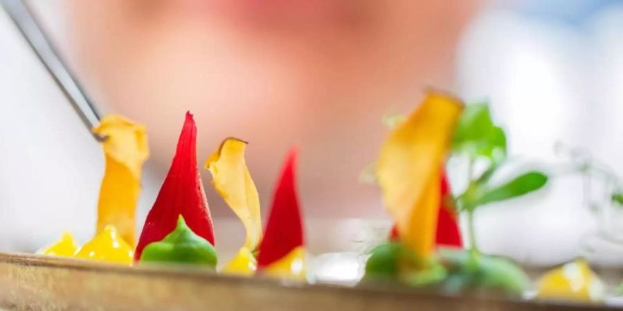 Etepetete ade? Der Trend geht zu zugänglicher Edelgastronomie. (Symbolfoto). Foto: Rolf Vennenbernd/dpa