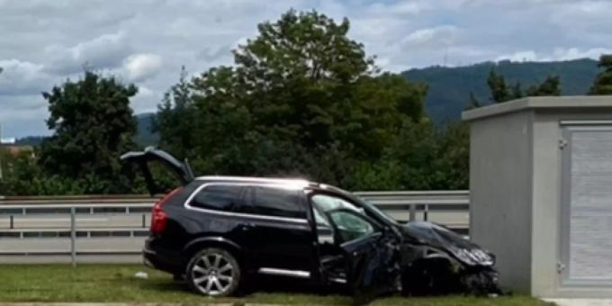 Der Lenker blieb unverletzt. Unfall