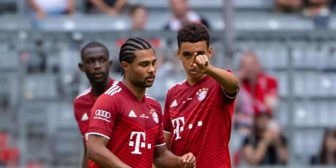 Haben wieder beim FC Bayern mittrainiert: Serge Gnabry (l) und Jamal Musiala. Foto: Sven Hoppe/dpa Haben wieder beim FC Bayern mittrainiert: Serge Gnabry (l) und Jamal Musiala. Foto: Sven Hoppe/dpa