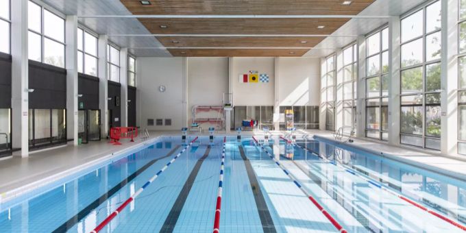 Für viele Schwimmbäder gilt die Zertifikats-Pflicht. (Symbolbild) Zertifikat Coronavirus