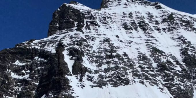 Ein österreichischer Alpinist hat am Combin du Valsorey sein Leben verloren. Der 37-Jährige rutschte in einem schneebedeckten Couloir aus und stürzte 250 Meter in die Tiefe. Ein österreichischer Alpinist hat am Combin du Valsorey sein Leben verloren. Der 37-Jährige rutschte in einem schneebedeckten Couloir aus und stürzte 250 Meter in die Tiefe.