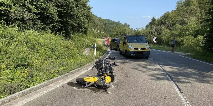 Bei der Kollision wurde der Motorradlenker schwer verletzt. Unfall