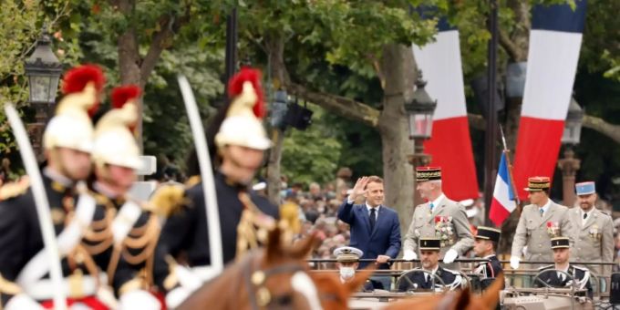 Macron und Lecointre im Armeewagen Macron und Lecointre im Armeewagen
