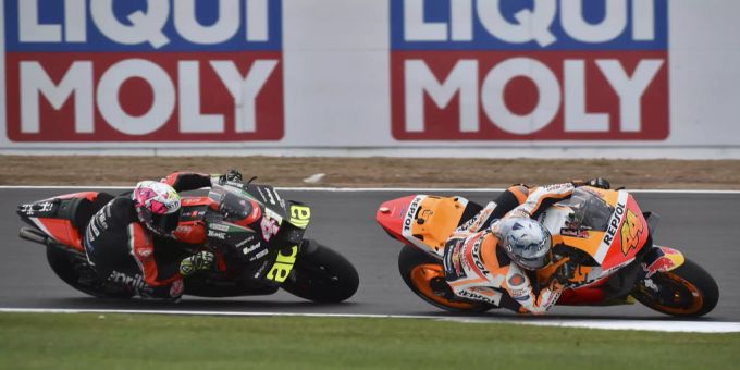 Aleix Espargaró hinter seinem jüngeren Bruder Pol. Aleix Espargaró