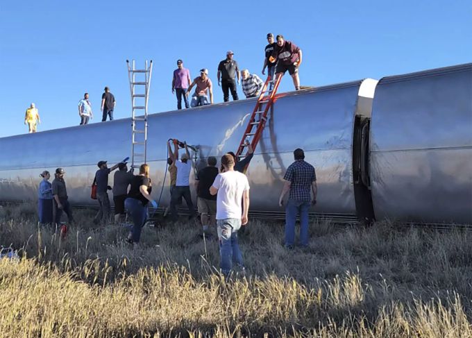 An Bord des Amtrak-Personenzugs befanden sich nach ersten Erkenntnissen der Behörden etwa 146 Passagiere und 16 Angestellte der Bahngesellschaft. Zug Montana USA
