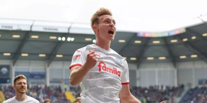 Kiels Torschütze Joshua Mees feiert seinen Treffer zum 2:1 gegen den SC Paderborn. Foto: Friso Gentsch/dpa Kiels Torschütze Joshua Mees feiert seinen Treffer zum 2:1 gegen den SC Paderborn. Foto: Friso Gentsch/dpa