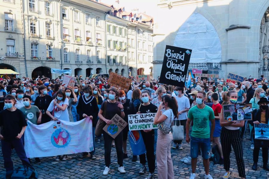 Auf dem Münsterplatz haben sich die Streikenden versammelt.