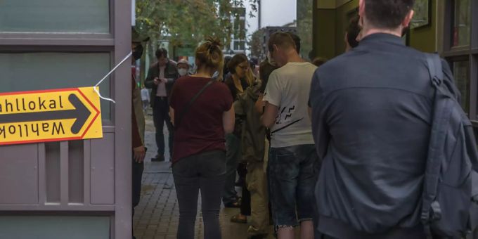 Wahlberechtigte warten nach 18 Uhr in einer Schlange vor einem Wahllokal an der Mandelstrasse im Berliner Stadtteil Prenzlauer Berg darauf, ihre Stimmen zur Bundestagswahl, der Abgeordnetenhauswahl und der Wahl der Bezirksvertretungen abgeben zu dürfen. Foto: Georg Hilgemann/dpa-Zentralbild/dpa Wahlberechtigte warten nach 18 Uhr in einer Schlange vor einem Wahllokal an der Mandelstrasse im Berliner Stadtteil Prenzlauer Berg darauf, ihre Stimmen zur Bundestagswahl, der Abgeordnetenhauswahl und der Wahl der Bezirksvertretungen abgeben zu dürfen. Foto: Georg Hilgemann/dpa-Zentralbild/dpa