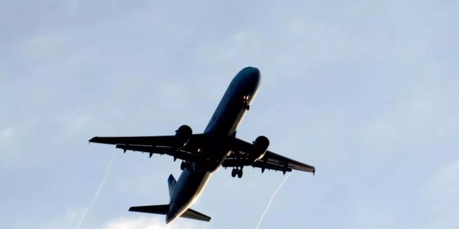 Extra-Kosten für die Aufgabe eines Gepäckstücks müssen bei der Flugbuchung von vornherein angezeigt werden, auch wenn die Leistung erst später dazugebucht werden kann. Foto: Andrea Warnecke/dpa-tmn