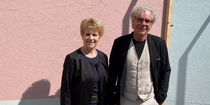 Irma Stöckli und Christoph Schwager vor der Schälismühle, wo das Freilichttheater aufgeführt wird. Gäuer Spielleute Schwager