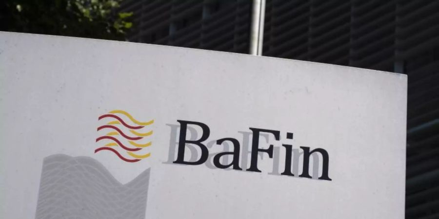 Laut Allgemeinverfügung der Bafin sollen Banken ihre Kunden über unwirksame Zinsanpassungsklauseln informieren und ihnen ein neues Angebot zur Zinsberechnung machen. Doch 1100 Kreditinstitute haben nun Widerspruch eingelegt. Foto: Boris Roessler/dpa