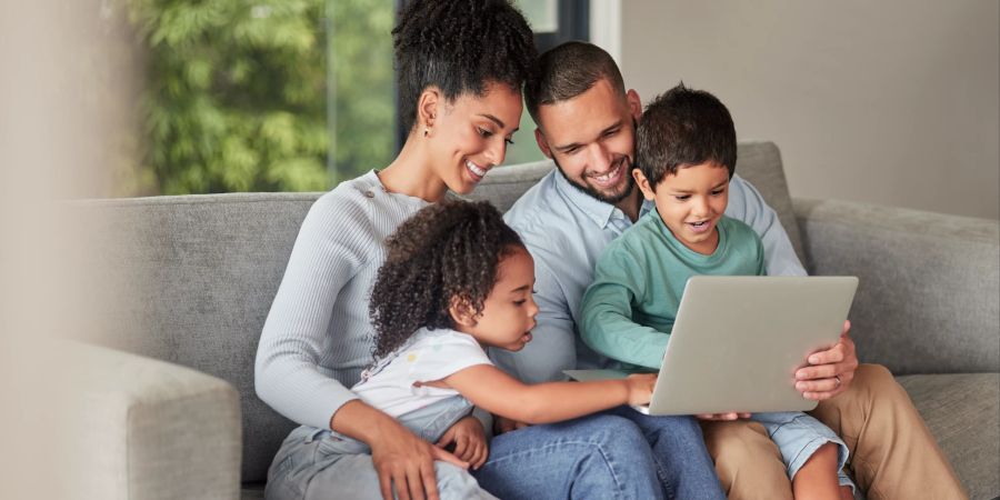 Familie streamt über den Laptop