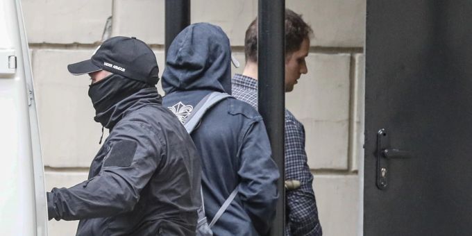 Evan Gershkovich wird in Russland zu einem Gerichtstermin gebracht. Evan Gershkovich