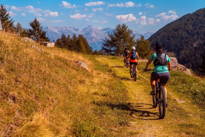 Mit dem E-Bike geht es leichter den Berg hinauf. Biker
