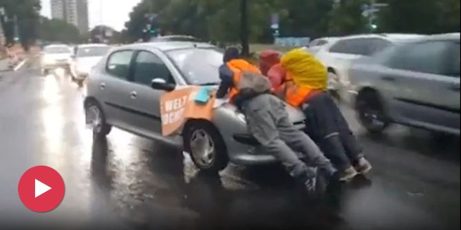 Klimaaktivisten auf Auto