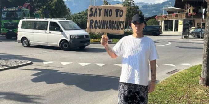 Robbie Williams mit seinem selbstgemalten Protestschild in Gstaad. Robbie Williams