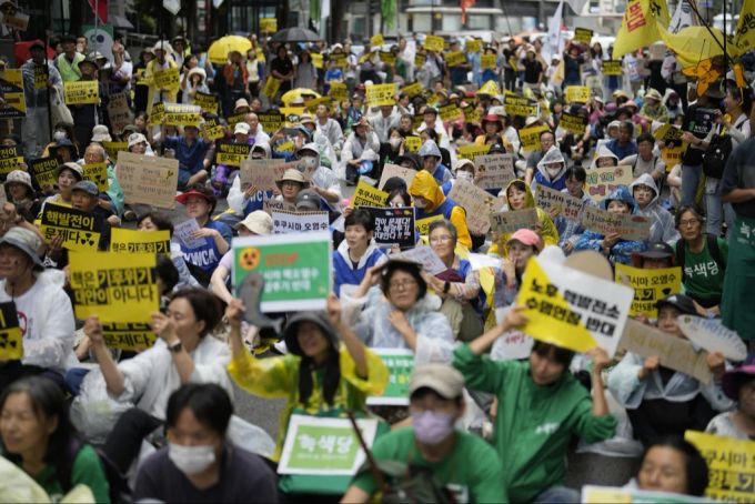 Bürgerinitiativen protestieren gegen das Ableiten des belasteten Wassers ins Meer. fukushima radioaktives wasser