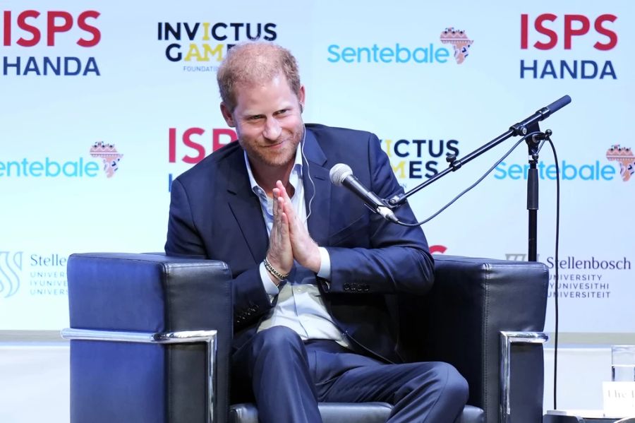 Der abtrünnige Royal zeigt sich bei dem Event weit weg von seiner Wahlheimat bestens gelaunt.