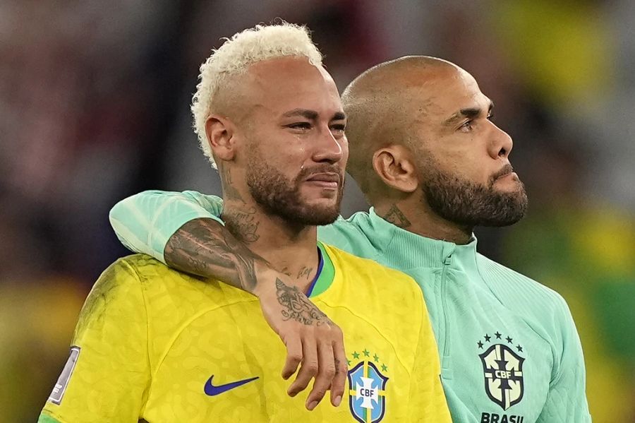 Nach dem Ausscheiden bei der WM in Katar wird Neymar von Teamkollege Dani Alves getröstet.