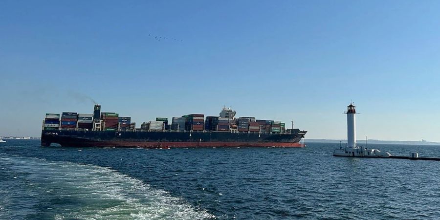 Das unter der Fahne Hongkongs fahrende Containerschiff Joseph Schulte verlässt den Hafen von Odessa, um durch den temporären Korridor zu fahren, der für Handelsschiffe aus den ukrainischen Schwarzmeerhäfen eingerichtet wurde.