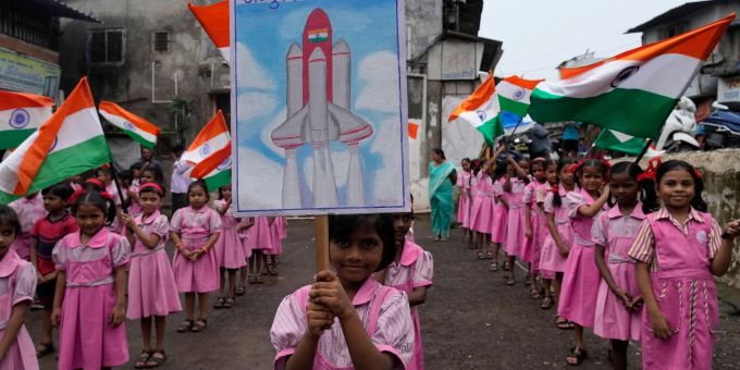 Im indischen Mumbai freuen sich Schulkinder auf den grossen Moment: nun ist die indische Sonde erfolgreich auf dem Mond gelandet. Mondlandung