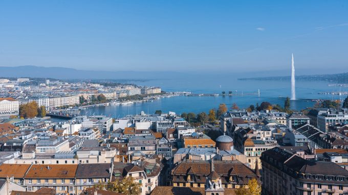 Im Hintergrund zu sehen: der Jet d’eau, der berühmte Springbrunnen in Genf. Genf, Schweiz, Stadt, Metropole