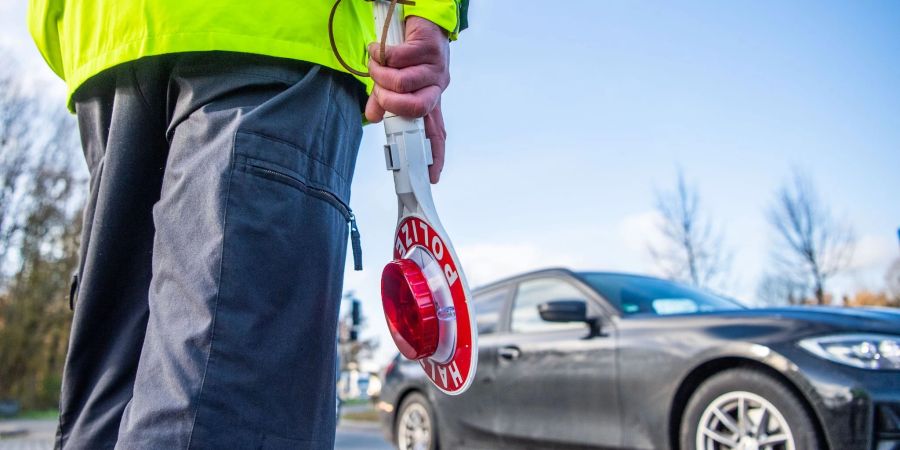 Ein Polizist ist bereit für eine Kontrolle.