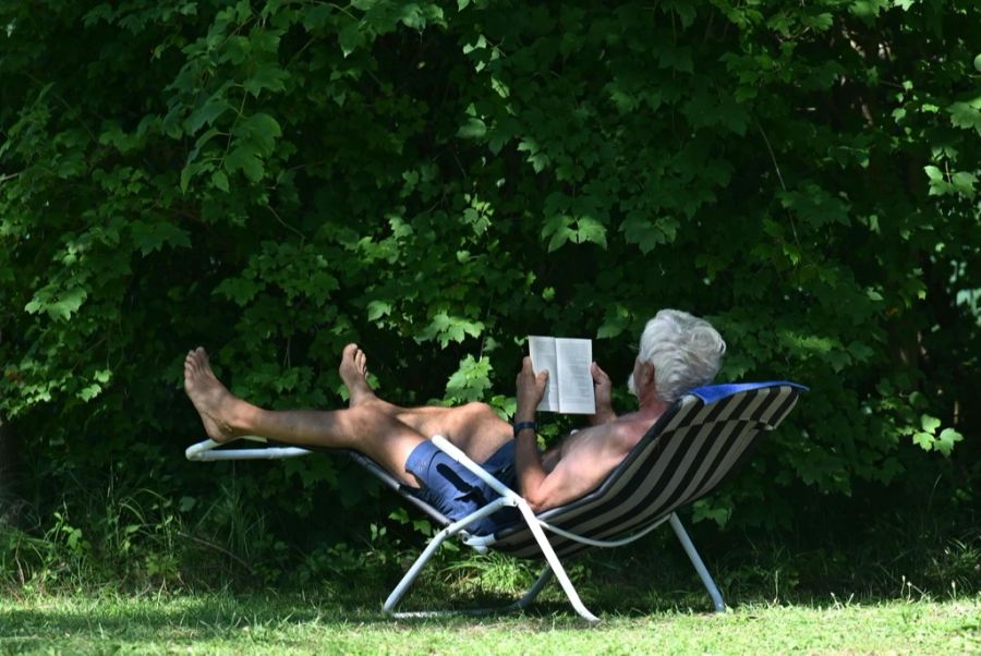 In der Genferseeregion könnte es bis zu 37 Grad werden. Da hilft nur im Schatten zu bleiben. (Symbolbild)