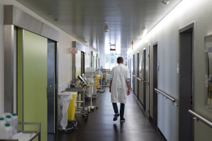 Immer mehr junge Mediziner kehren dem Beruf den Rücken – das sei grösstenteils selbstverschuldet, erklärt Thierry Carrel in seiner Nau.ch-Kolumne. (Symbolbild) Fachkräftemangel Carrel Nau.ch-Kolumne