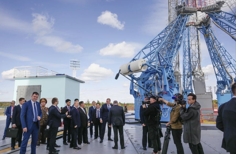 Wladimir Putin und Kim Jong Un besuchen den Weltraumbahnhof Wostotschny.