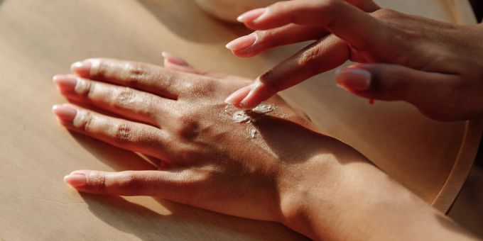 Zu schönen Händen gehören auch gepflegte Fingernägel. Fingernägel, Nägel, Hände, Pflege