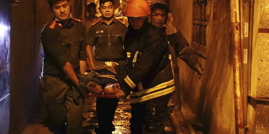 dpatopbilder - Bei einem schweren Feuer in einem Wohnhaus in der vietnamesischen Hauptstadt Hanoi sind mehrere Menschen ums Leben gekommen. Foto: Pham Trung Kien/VNA/AP/dpa