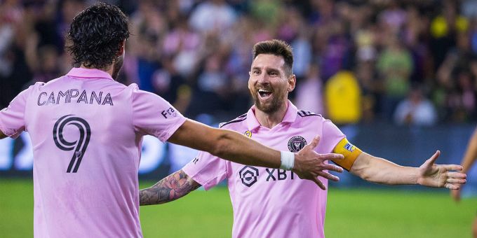 Weltmeister Lionel Messi (r) feierte mit Inter Miami den nächsten Sieg. Lionel MEssi